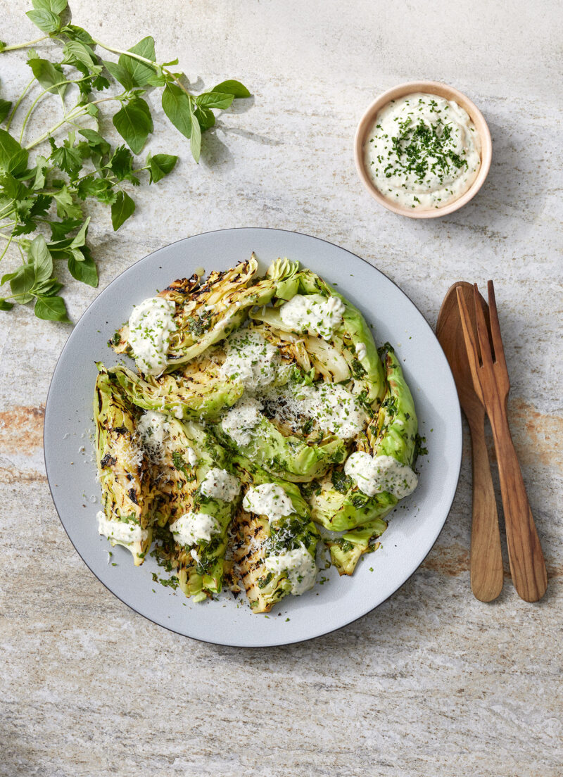 Grillatut varhaiskaalilohkot valkosipuliruoho