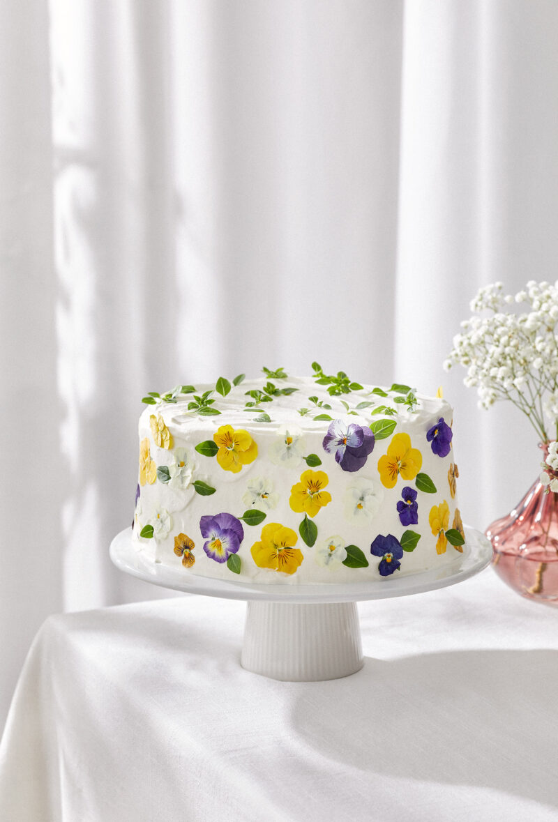 Mansikka-basilikakakku_orvokki_koristeilla