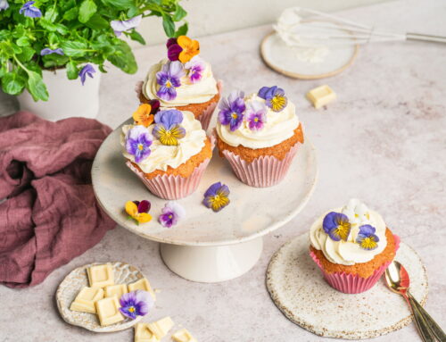 Valkosuklaa-muffinssit syötävillä kukilla
