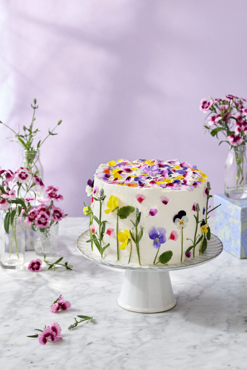 Kevätjuhlakakku laventelikoristeet