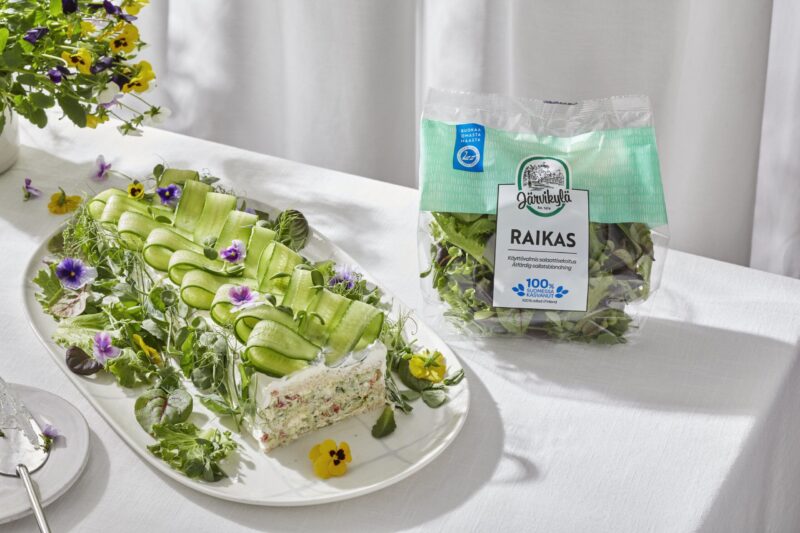 Raikas-salaattisekoitus kasvisvoileipäkakku