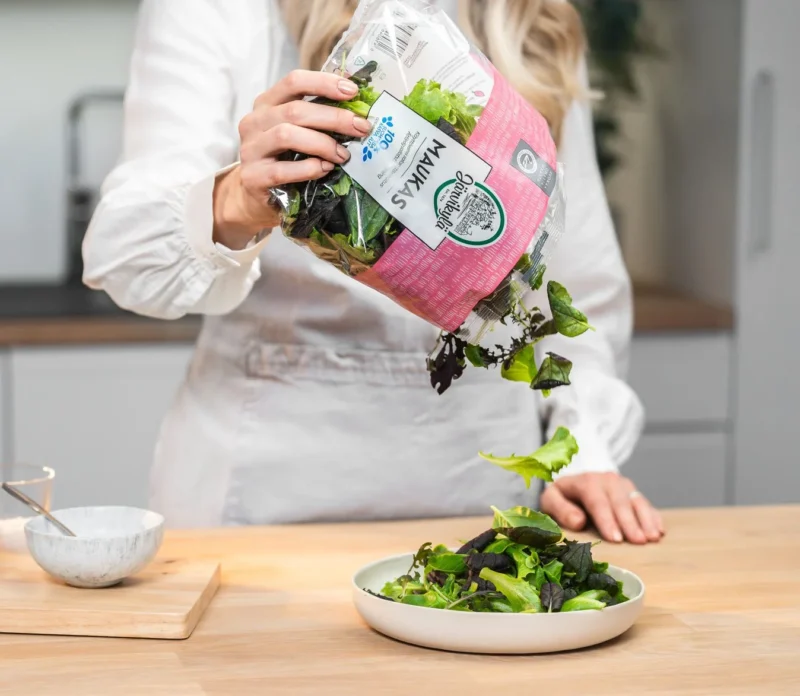 Salaattisekoitus suoraan pussista lautaselle