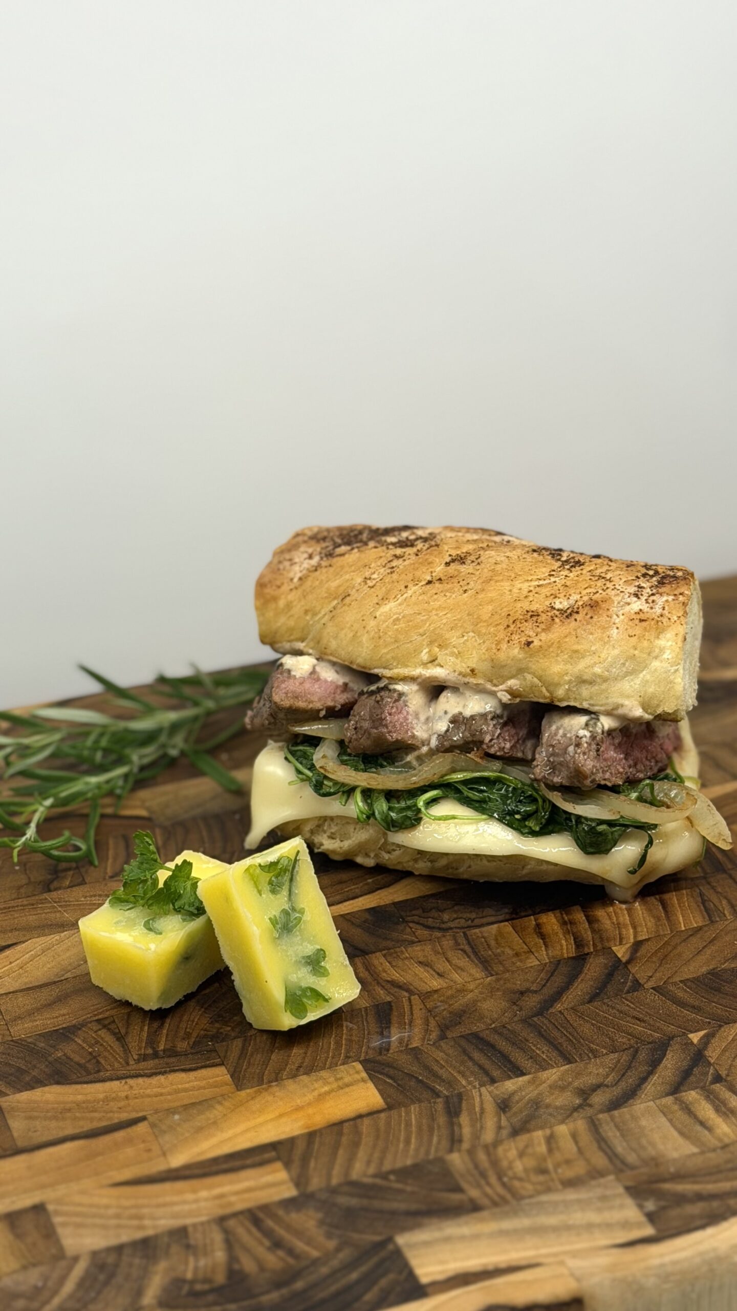 Yrttivoikuutiot ja steak sandwich