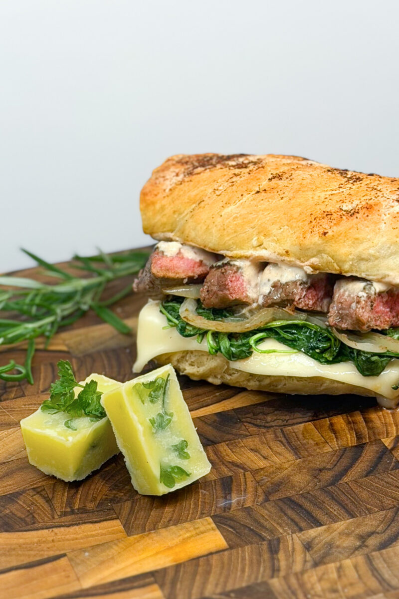 Yrttivoikuutiot ja steak sandwich